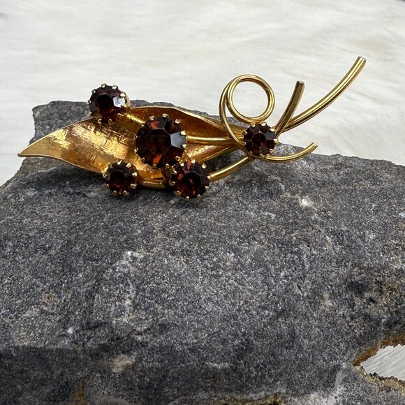Vintage Gold Tone Leaf w/ Topaz Rhinestone Brooch  Prong Set - Picture 1 of 6